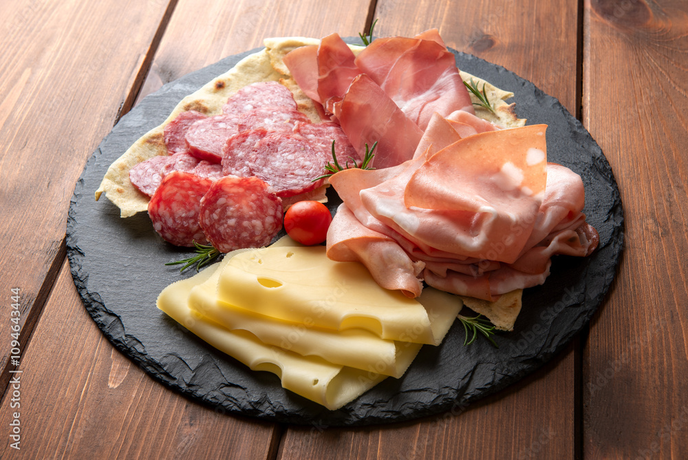 Piatto di salumi e formaggio, antipasto salato italiano