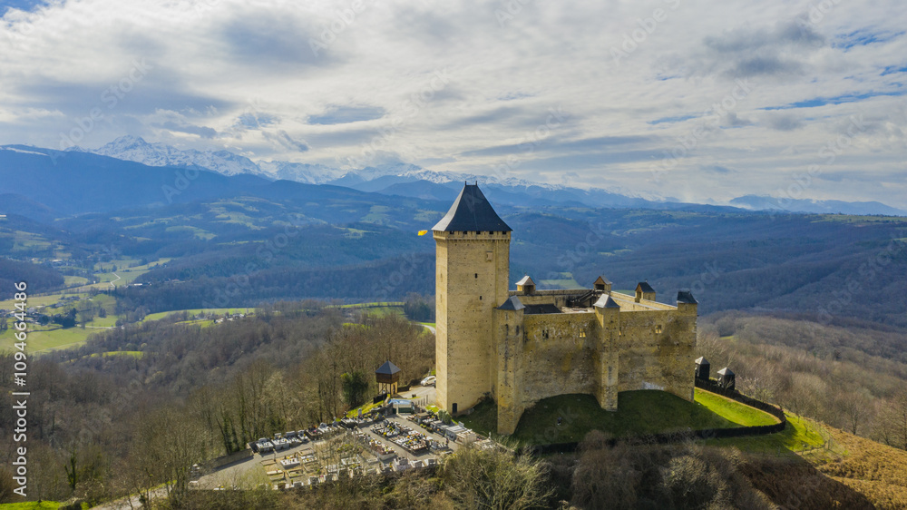 Photo Drone Château de Mauvezin dans les Pyrénnées, France en Hiver Photo Drone Château de Mauvezin dans les Pyrénnées, France en Hiver