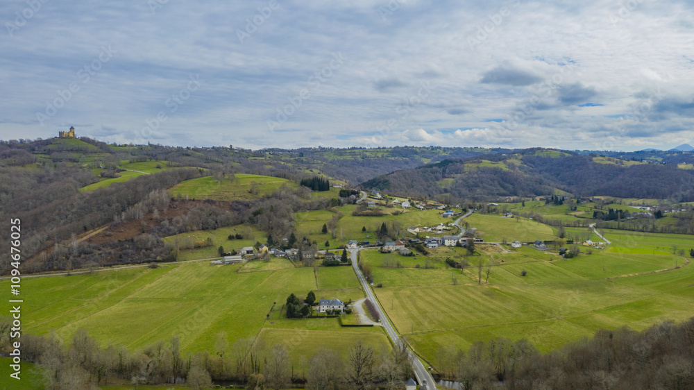 Photo Drone Village Escaladieu dans les Pyrénnées, France en Hiver Photo Drone Village Escaladieu dans les Pyrénnées, France en Hiver