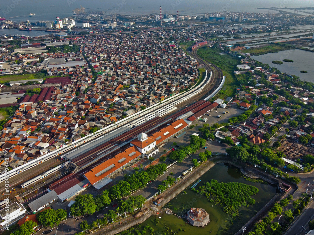 Obraz premium AERIAL VIEW OF SEMARANG CITY CENTER IN THE OLD TOWN TOURIST AREA WITH EUROPEAN STYLE ARCHITECTURE BUILT DURING THE DUTCH COLONIAL ERA