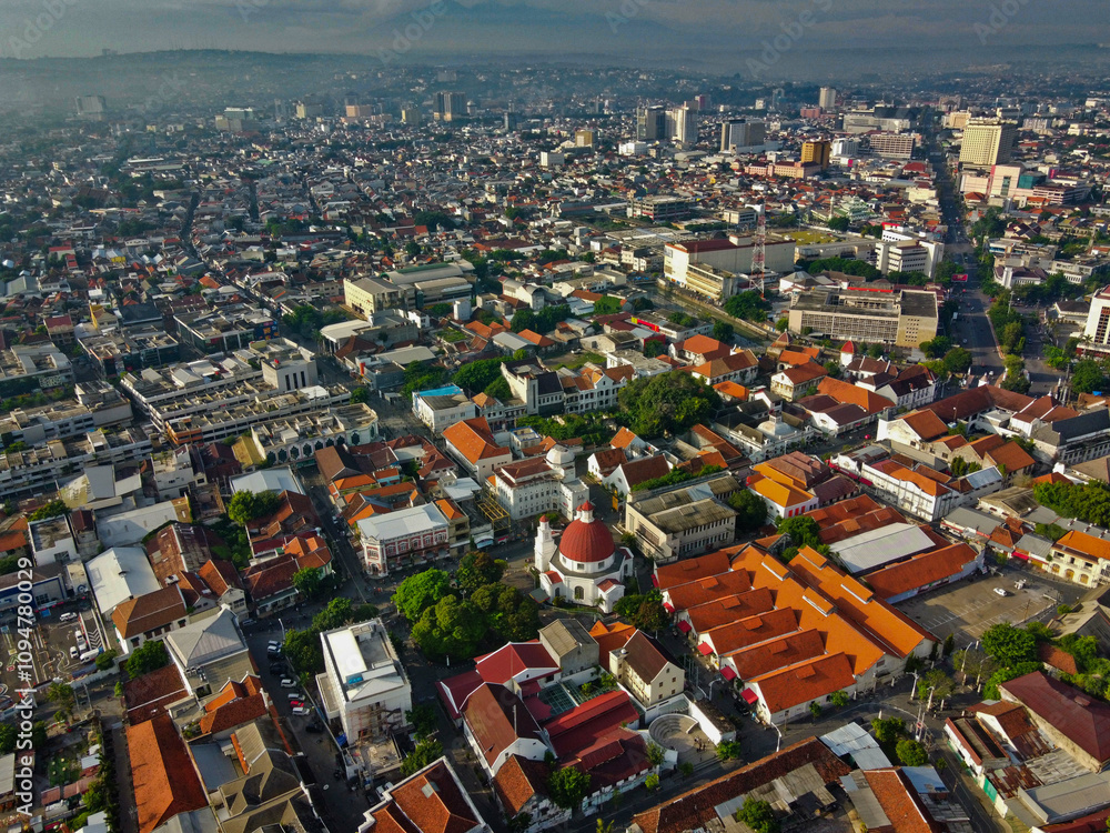 Obraz premium AERIAL VIEW OF SEMARANG CITY CENTER IN THE OLD TOWN TOURIST AREA WITH EUROPEAN STYLE ARCHITECTURE BUILT DURING THE DUTCH COLONIAL ERA