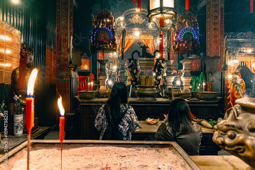 Photography Zwei betende Dame vor einem Bild schönen chinesischem Schrein im Man Mo Tempel in Hongkong,China