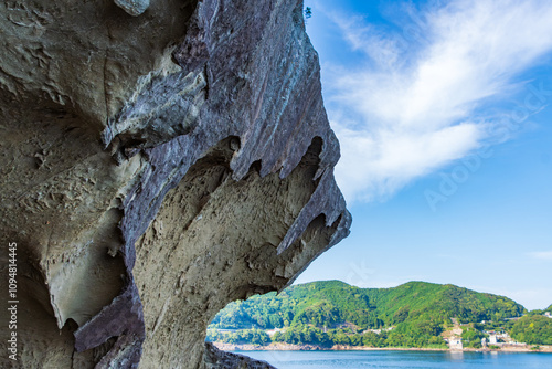 鬼ヶ城の迫力ある岩肌と海の風景 photo