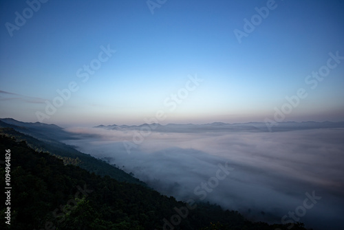 The sun rises in the valley with a sea of ​​fog in the foreground.