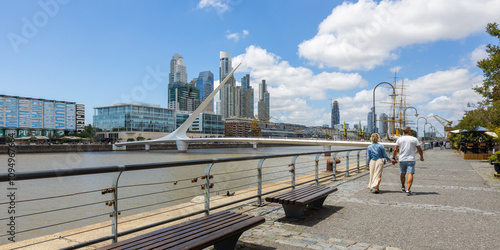 Obraz na płótnie Panoramic view of a couple enjoying a walk on a sunny day in the neighborhood of Puerto Madero, Buenos Aires, Argentina w salonie