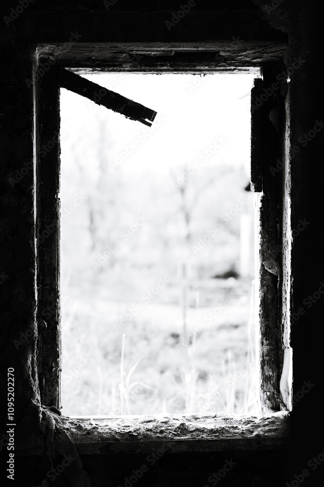 Fototapeta premium A black and white photo of a window in a building, suitable for use as a decorative element or to add vintage flair to a design.