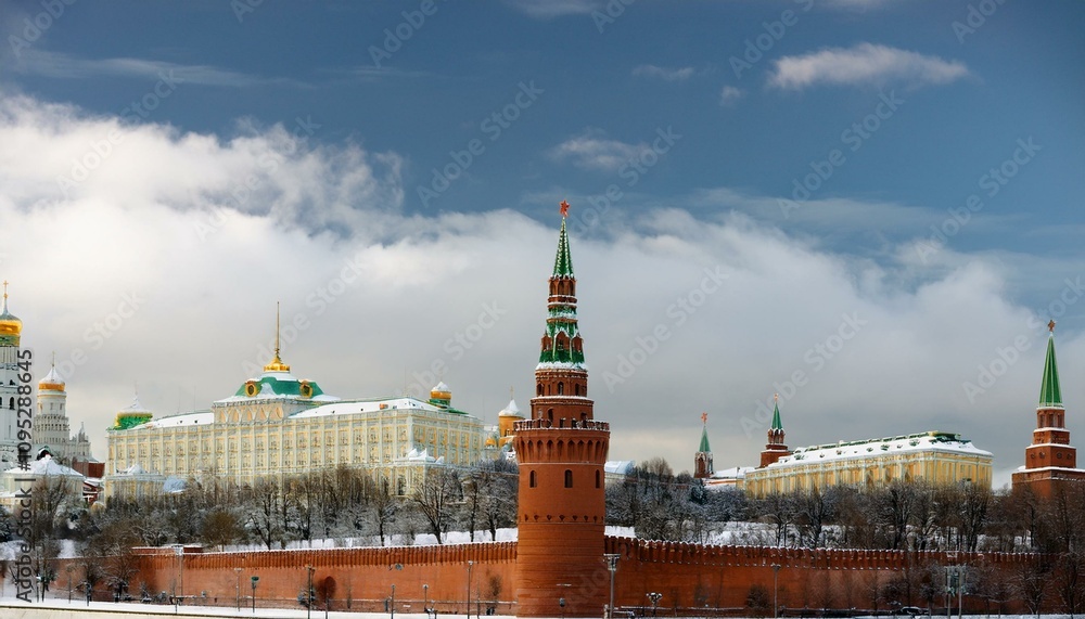 Obraz premium 눈 덮인 모스크바의 크렘린 성벽