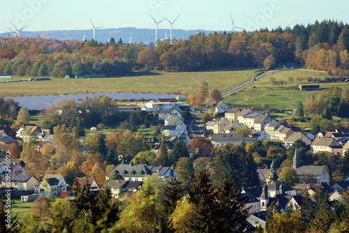 Der Ort Züsch in der Verbandsgemeinde Hermeskeil im Landkreis Trier-Saarburg in Rheinland-Pfalz. Aussicht vom Nachbarort Neuhütten auf dem Premium-Wanderweg Traumschleife Dollbergeschleife.  photo