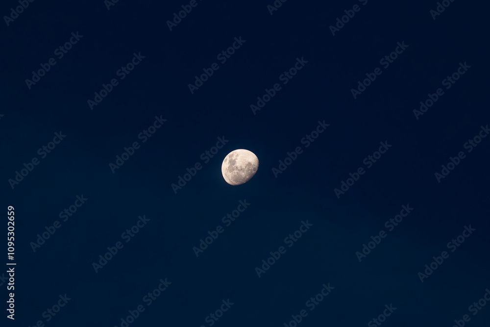 Lua minguante com céu ao anoitecer Lua minguante com céu ao anoitecer
