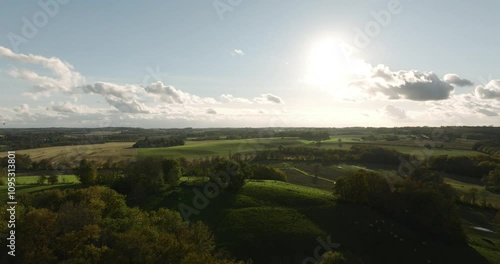 Avancée sur la campagne face au soleil