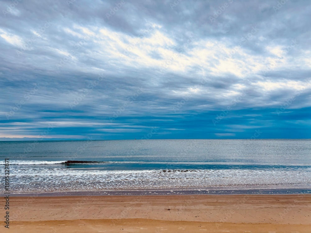 Fototapeta premium view of the beach and sky