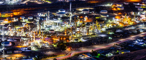 Obraz na płótnie Panoramic view of an illuminated oil refinery plant at night, in Salt Lake City, Utah w salonie