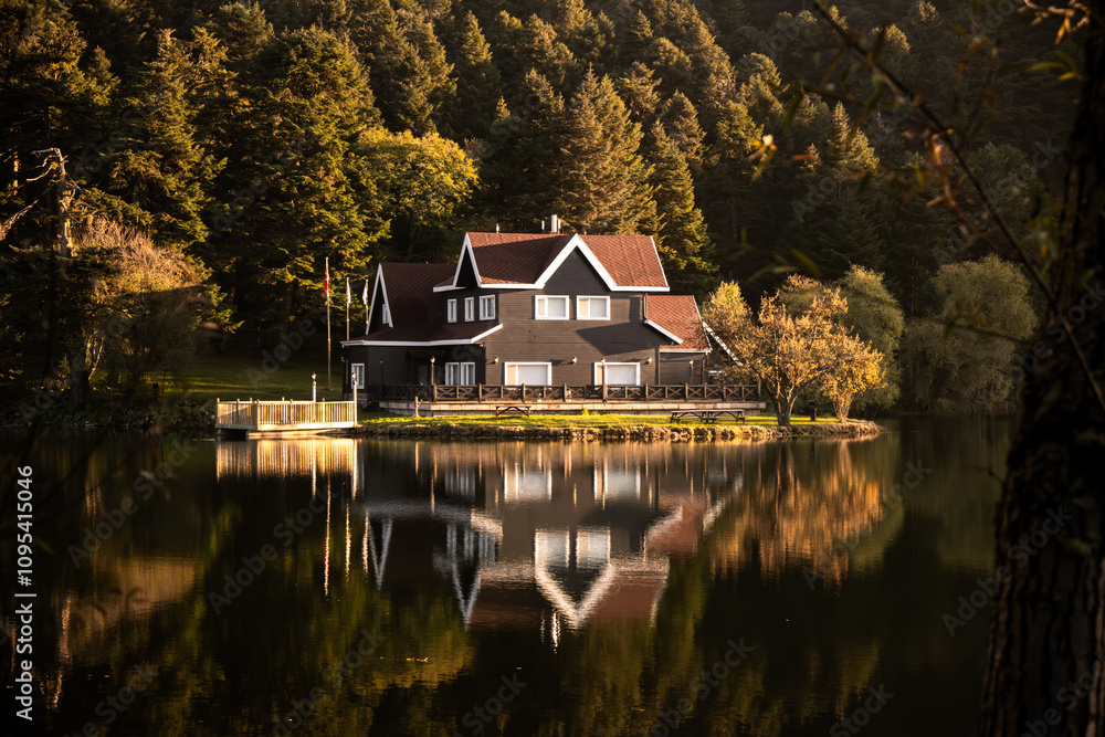Obraz premium House by the lake at Bolu Gölcük in autumn. Stunning reflections on the calm waters create a picturesque scene.