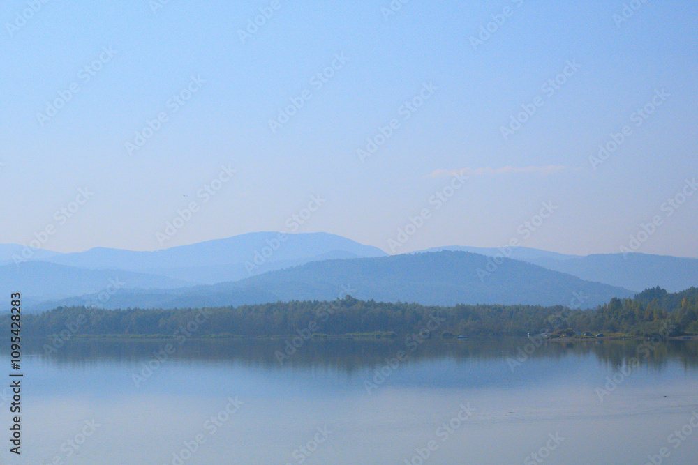 Fototapeta premium Breathtaking view of majestic mountains under a beautiful sky, where dramatic peaks meet the vibrant hues of the horizon