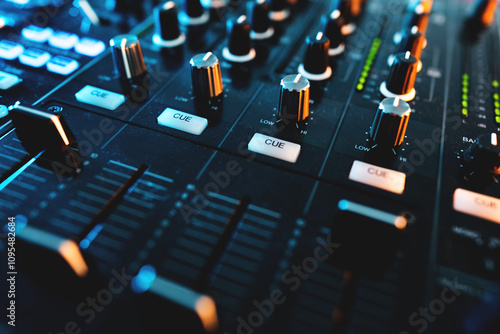 Fotografía closeup of professional digital pioneer dj decks and audio mixer equipment ready