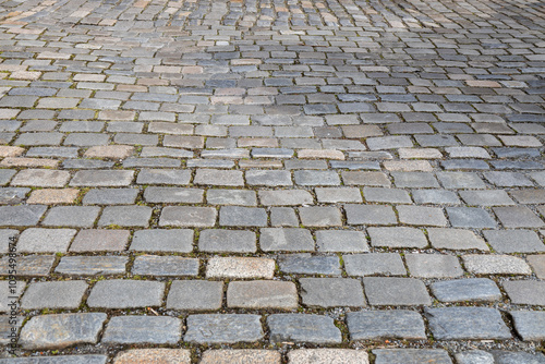 Foto Full frame abstract texture background of a European cobblestone courtyard surfa