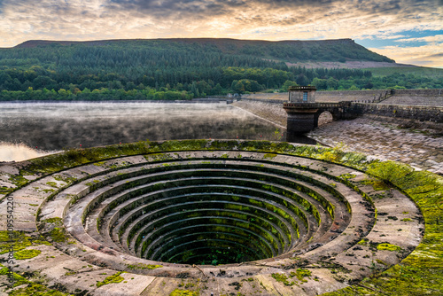 Tableau sur toile Ladybower reservoir dam wall and bellmouth spillway at sunrise, Peak District, U