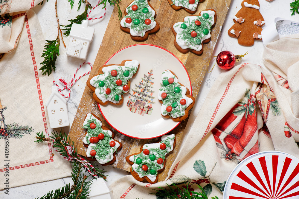 Obraz premium GINGERBREAD on a Christmas rustic background