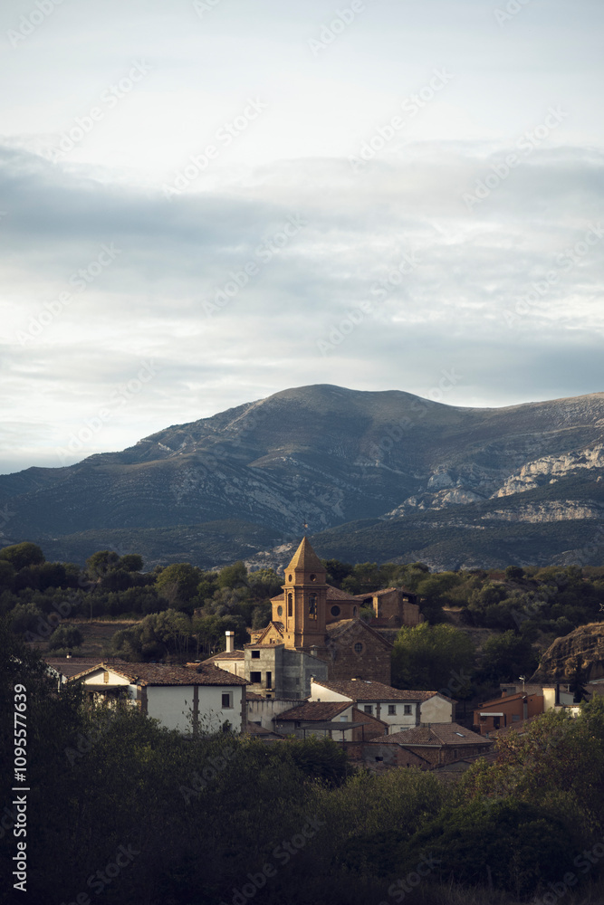 Fototapeta premium Labata pueblo de Huesca en España con la sierra de Guara de fondo