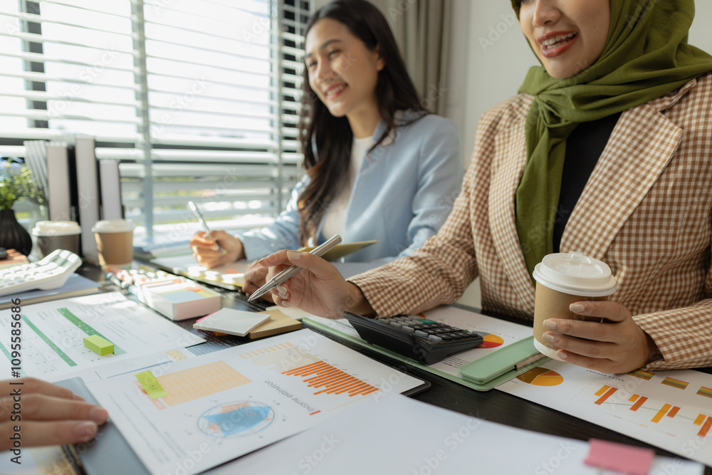 Obraz premium group of businessmen are discussing in an office. businessmen of different culture are meeting to make products that are appropriate and religiously correct. A businesswoman is wearing a hijab.