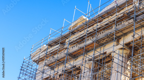 Obraz na płótnie Ruínas do Partenon na Acrópole de Atenas, Grécia, com itens de obras para manutenção, como andaimes e ferramentas, evidenciando os esforços de preservação do patrimônio histórico w salonie