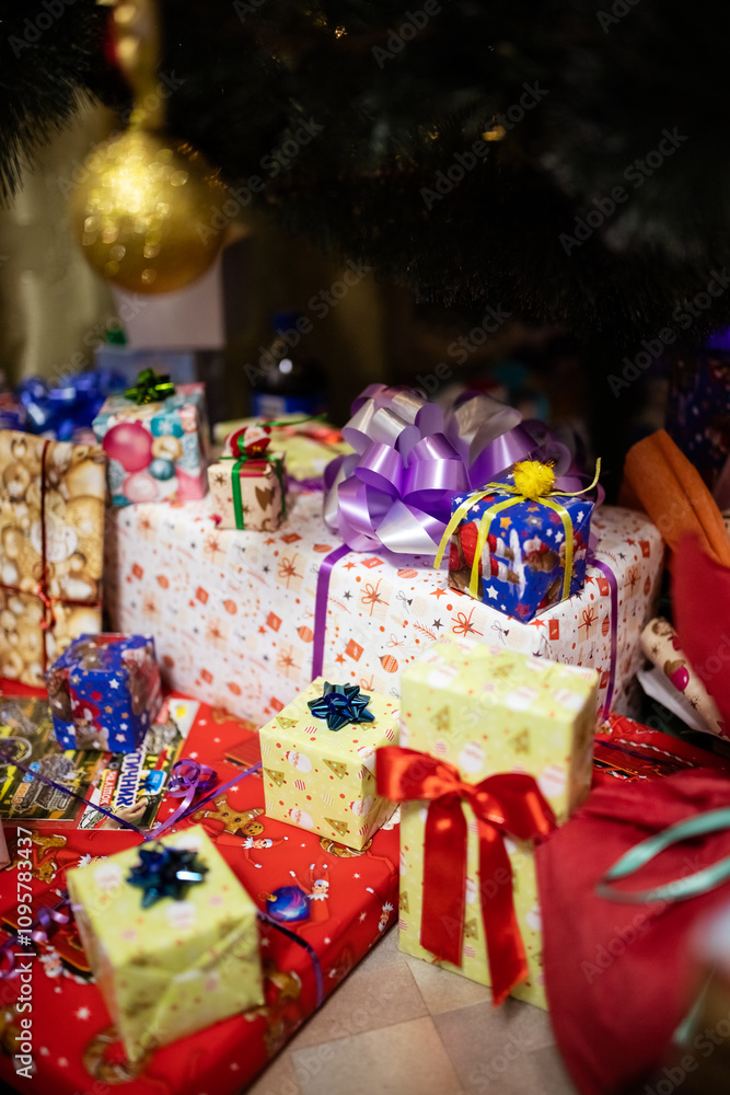 Naklejka premium Lots of Christmas presents lie under the tree. Holiday mood