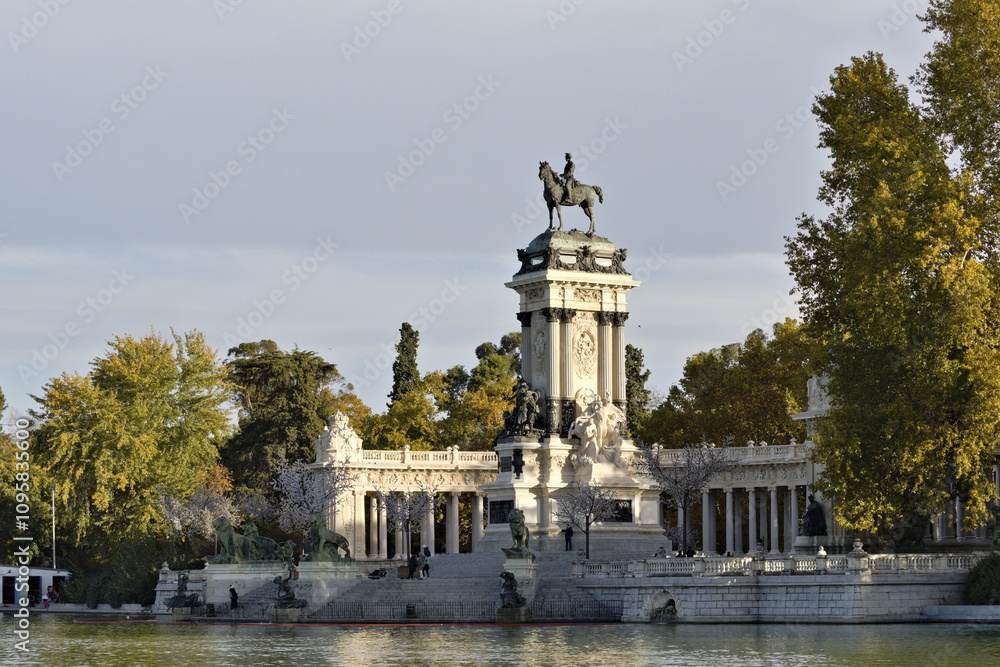 Obraz premium monument to alfonso XII in madrid's retiro park
