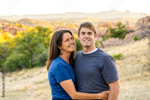 Εκτύπωση καμβά Couples embrace in a serene natural setting during sunset in the countryside of