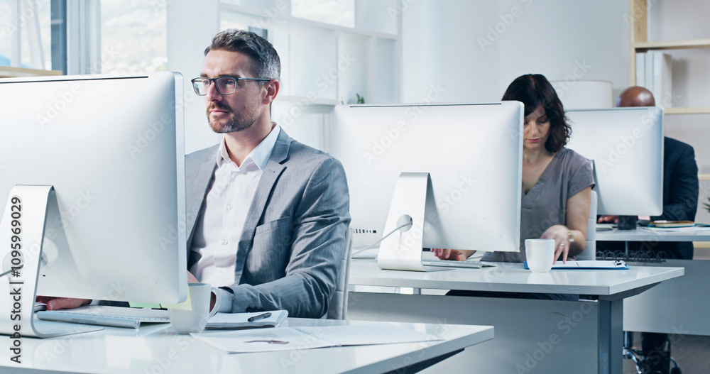 Naklejka premium Broker, office and mature businessman with computer for finance, research and debt management. Investment banker, coworking or advisor on pc at desk for career, financial consulting and report update