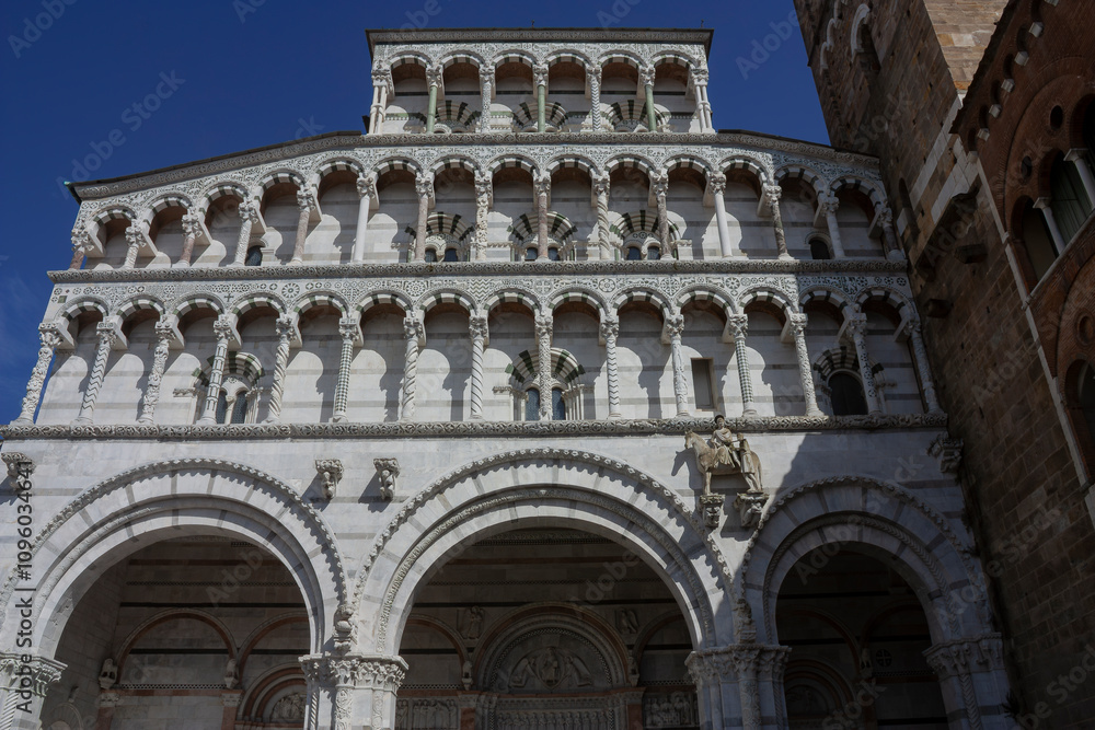 Close up of the facade of the cathedral of Lucca