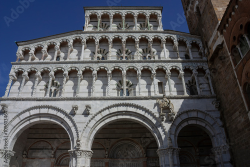 Obraz na płótnie Close up of the facade of the cathedral of Lucca w salonie