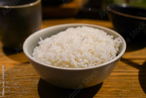 Obraz na płótnie cooked rice cooked in a bowl on wooden table in restaurant. w salonie