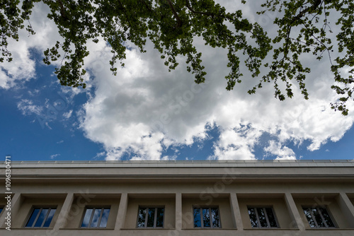 Architettura. Ripresa dal basso di palazzi moderni con cielo azzurro e nuvole bianche. photo