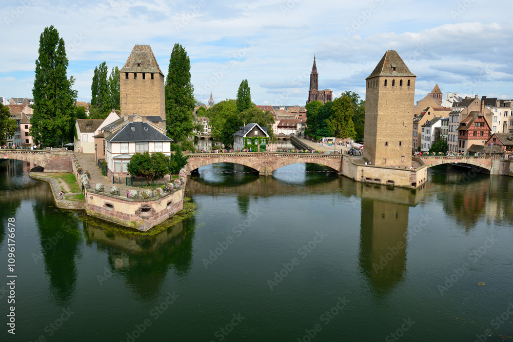 Cathédrale de Strasbourg derrière le Pont Pont Couvert Strasbourg France / ポン・クヴェール橋の後ろにストラスブール大聖堂 ストラスブール フランス / Strasbourg Cathedral behind the Pont Couverts bridge, Strasbourg, France Cathédrale de Strasbourg derrière le Pont Pont Couvert Strasbourg France / ポン・クヴェール橋の後ろにストラスブール大聖堂 ストラスブール フランス / Strasbourg Cathedral behind the Pont Couverts bridge, Strasbourg, France