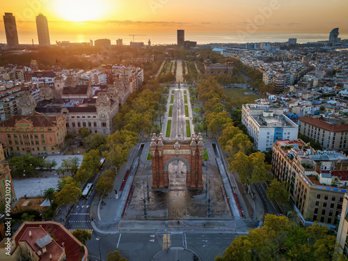 Canvas Print Beautiful aerial view of the landmark Arc de Triomf in Barcelona, Spain, during