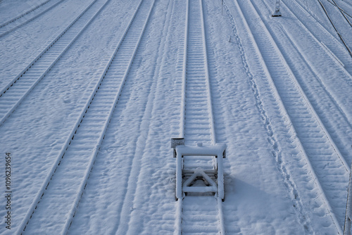 Bahnschienen mit Schnee photo