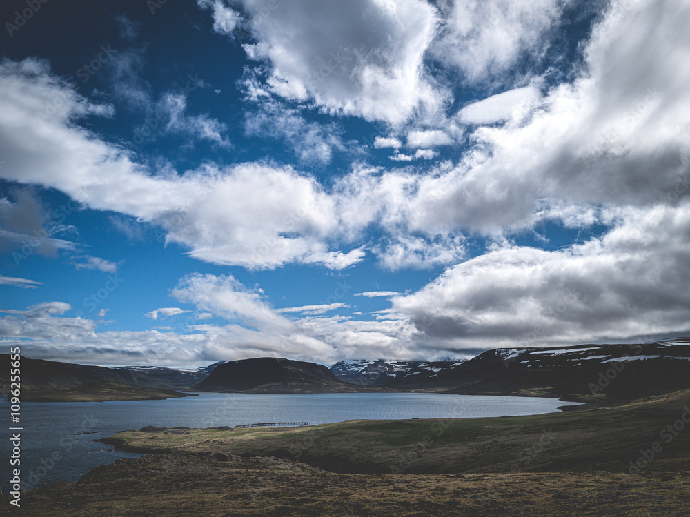 Fototapeta premium Horizons clairs : Lumière et sérénité sur les eaux islandaises
