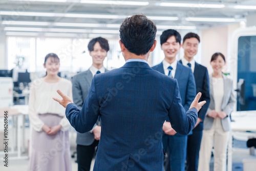 Foto オフィスで朝会をするビジネスパーソン