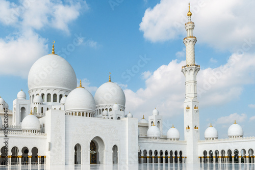 Majestic View of Sheikh Zayed Grand Mosque in Abu Dhabi