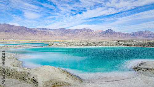 Fototapeta Naklejka Na Ścianę i Meble -  Scenery of Emerald Lake in Dachaidan, Qinghai, China