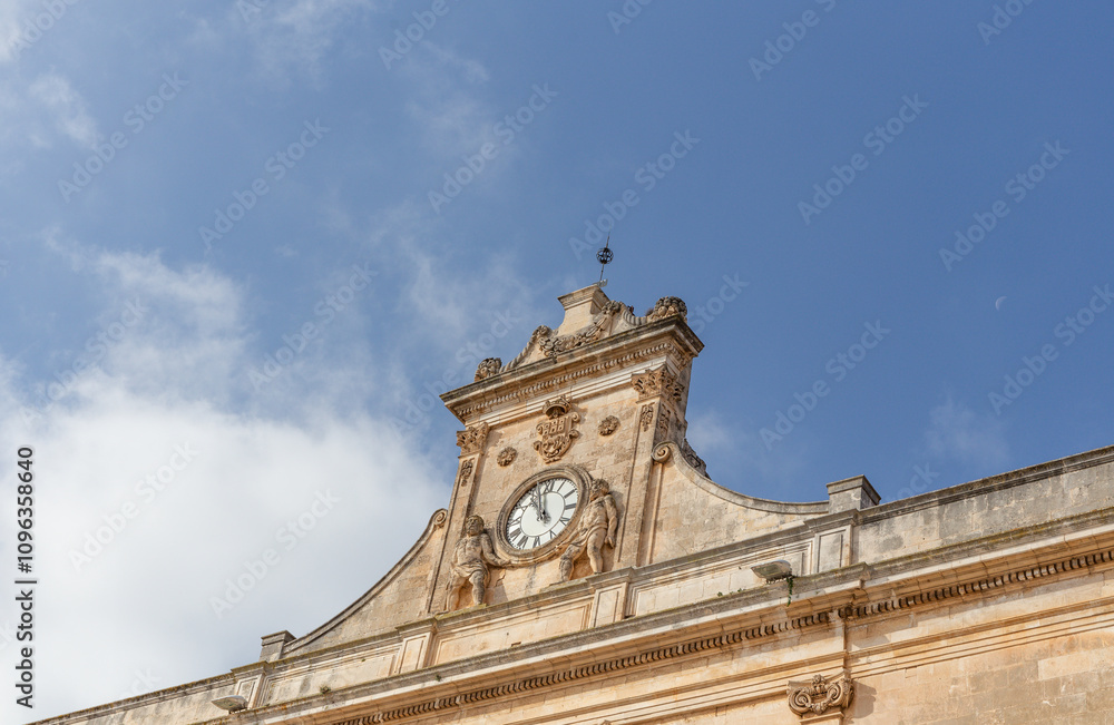 Obraz premium Das&nbsp;Rathaus von Ostuni, bekannt als&nbsp;Palazzo Municipale, ist ein bedeutendes historisches und architektonisches Wahrzeichen im Herzen von Ostuni, Italien. Es dient als Verwaltungszentrum der Stadt und 