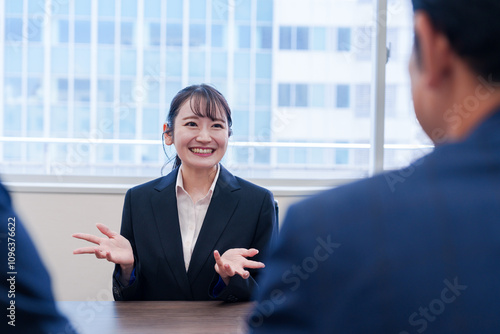 面接で笑顔で話す女性の就活生 photo