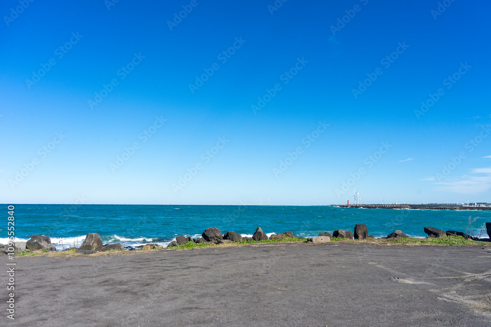 Fototapeta premium Parking lot(vacant lot) with a view of the sea