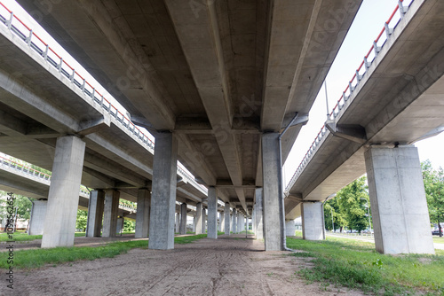 Quadro su tela Abutments of a multi-lane concrete bridge in the city