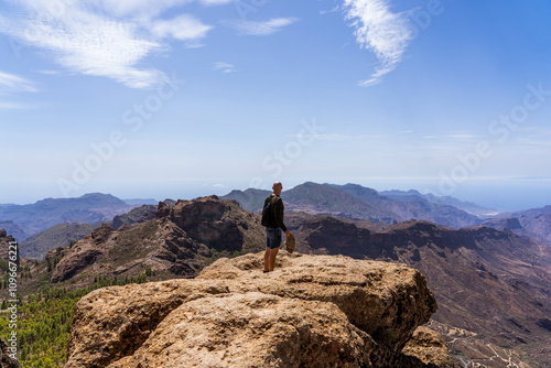 Turista disfrutando de las vistas del Fraile en el Roque Nublo (Gran Canaria, Las Palmas, España)