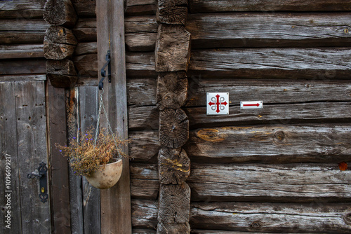 Wegweiser vom Olavsleden an einer Hausfassade eines Holzhauses photo