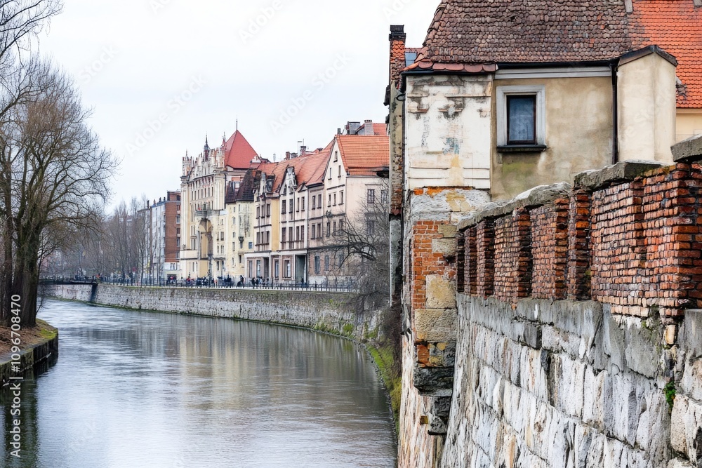 Fototapeta premium A river runs through a city surrounded by tall buildings