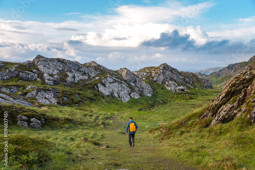 Mann mit Rucksack wandert auf Sheep`s Head in Irland photo