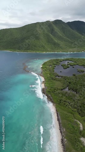 video desde el cielo con drone sobre playas paradisiacas y hermosas photo