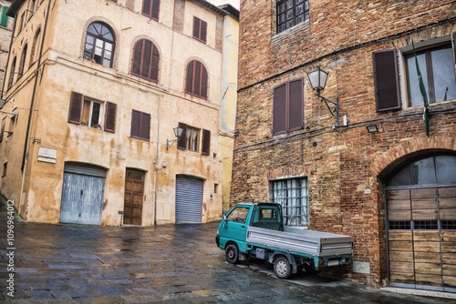 Obraz na płótnie siena, italien - pittoreske idylle an einem regentag w salonie
